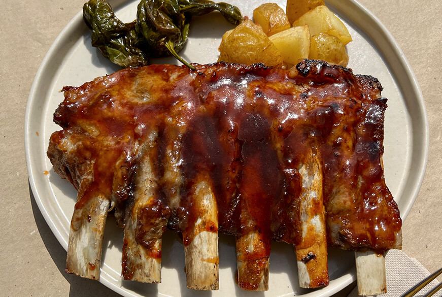 BBQ “ribs” costillas de cerdo con patatas fritas y pimientos de padrón